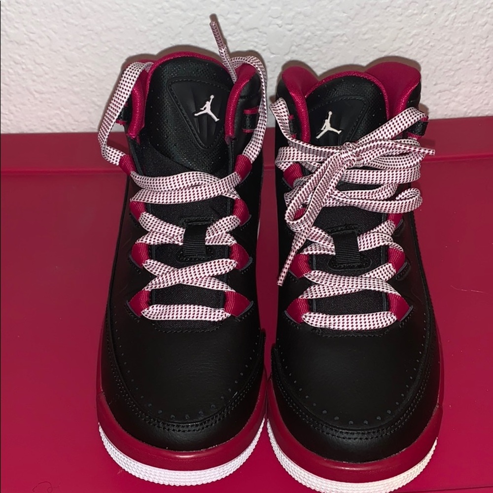 Tennis shoes